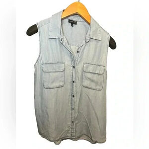 Who what where! Light denim button up tank top. Size small